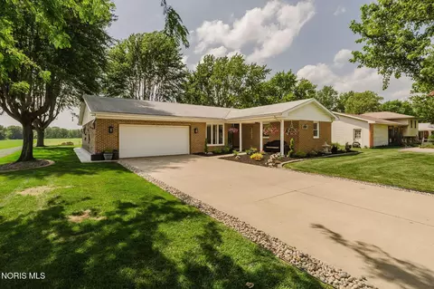 221 Vickie Ln, Fostoria, OH 44830