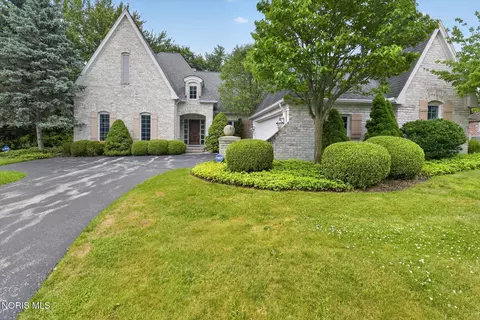 15 Stableside Rd, Ottawa Hills, OH 43615