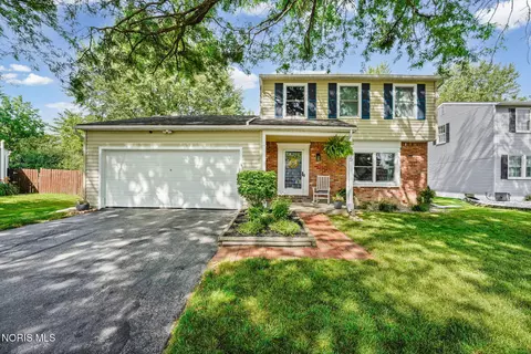 215 Mallard Rd, Perrysburg, OH 43551