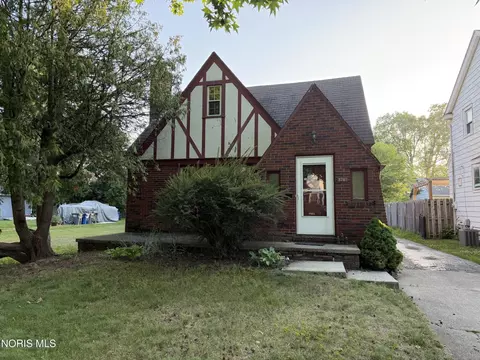 3747 Stannard Dr, Toledo, OH 43613