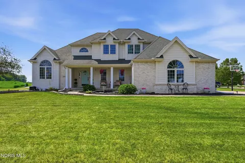 808 Pine Valley Dr, Bowling Green, OH 43402