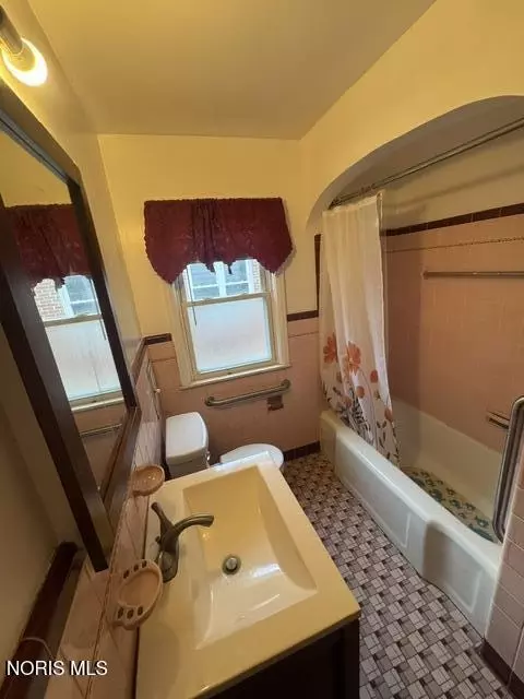 Bath - 613 Secor Rd, Toledo, OH 43607 photo 1 of 1
