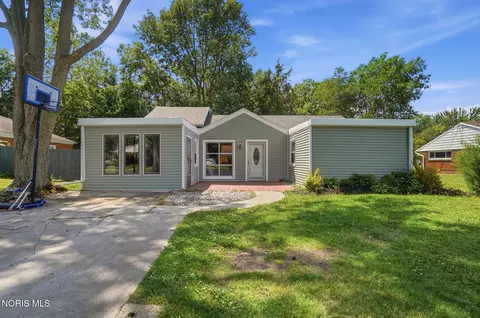 4 Greenbrier Ct, Bowling Green, OH 43402