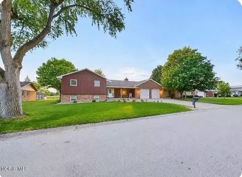 578 N Angela Dr, Fostoria, OH 44830