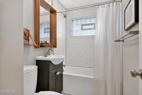 Bath - 1032 Leith St, Maumee, OH 43537 photo 1 of 1