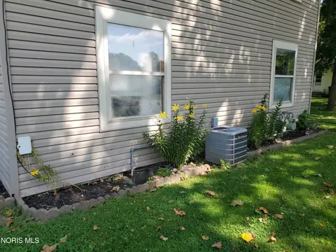 Exterior - 203 E Crawford St, Upper Sandusky, OH 43351 photo 7 of 8