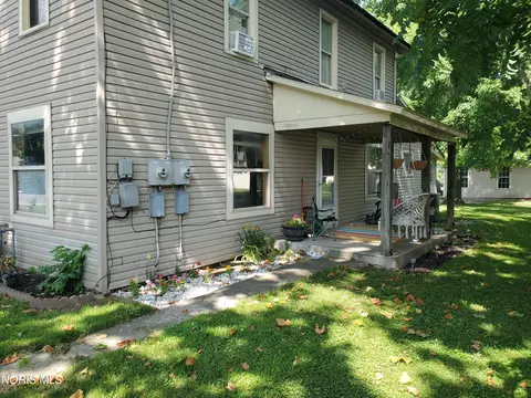 Exterior - 203 E Crawford St, Upper Sandusky, OH 43351 photo 5 of 8