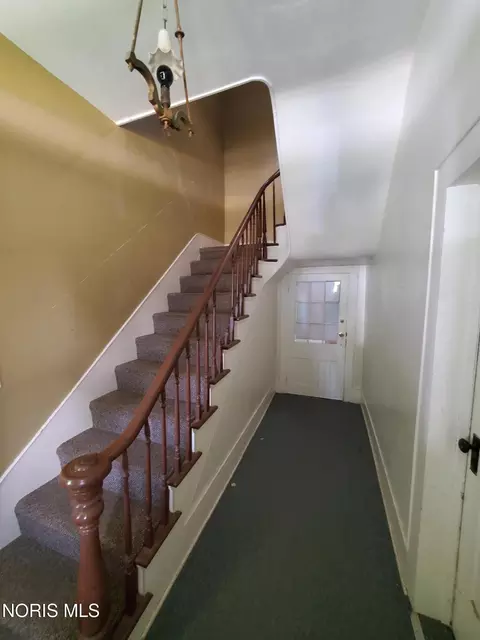 Entry Way - 203 E Crawford St, Upper Sandusky, OH 43351 photo 2 of 2