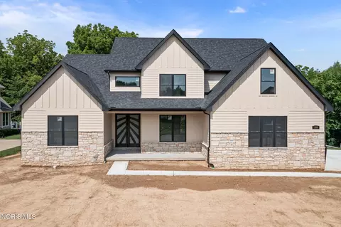 1266 Brookwoode Rd, Perrysburg, OH 43551