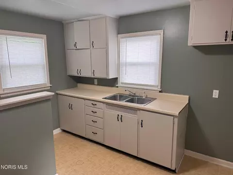 815 S Walnut St, Bryan, OH 43506 photo 2