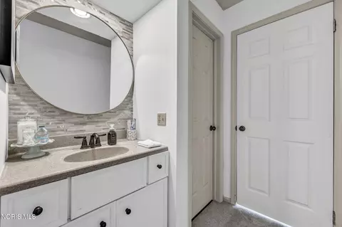 Bath - 3931 Hilltop Dr, Huron, OH 44839 photo 3 of 4