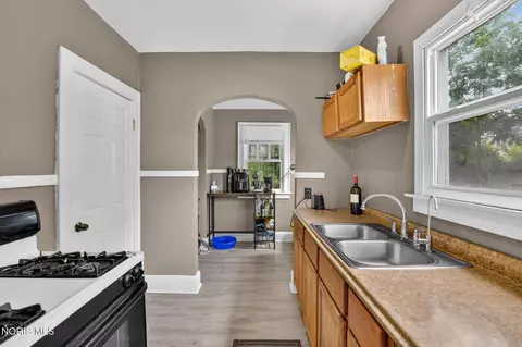 Entry Way - 209 Eldred Ave, Toledo, OH 43609 photo 1 of 5