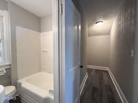 Entry Way - 209 Eldred Ave, Toledo, OH 43609 photo 4 of 5