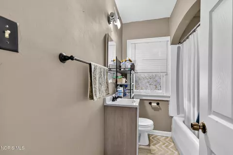 Bath - 209 Eldred Ave, Toledo, OH 43609 photo 1 of 2