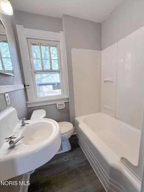 Bath - 209 Eldred Ave, Toledo, OH 43609 photo 2 of 2