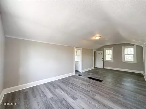 Living - 209 Eldred Ave, Toledo, OH 43609 photo 2 of 3