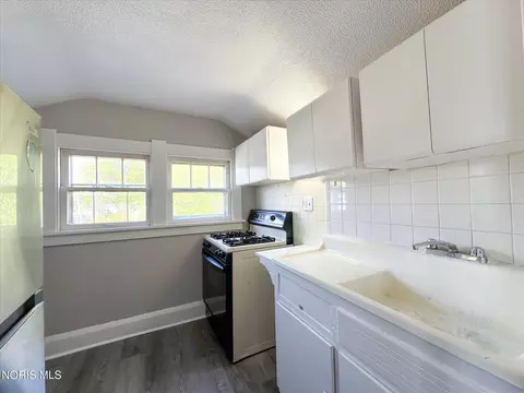 Kitchen - 209 Eldred Ave, Toledo, OH 43609 photo 3 of 4