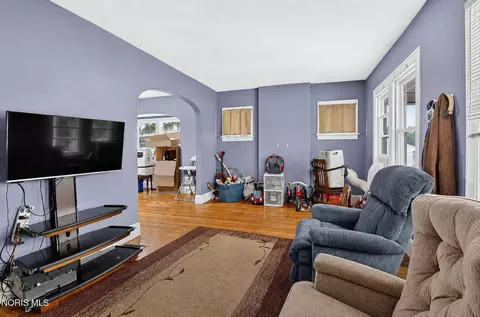 Living - 209 Eldred Ave, Toledo, OH 43609 photo 1 of 3