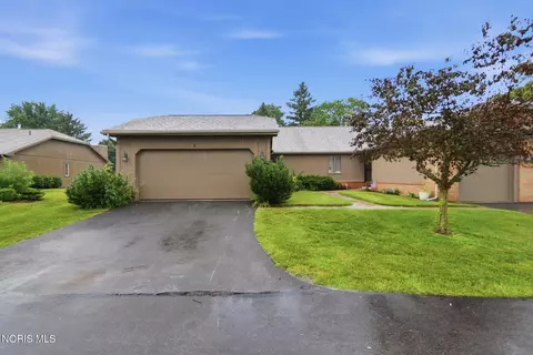 7 Meadowpond Dr, Perrysburg, OH 43551