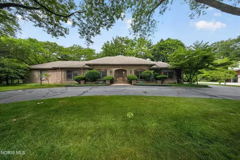 2043 Whitehall Rd, Ottawa Hills, OH 43606