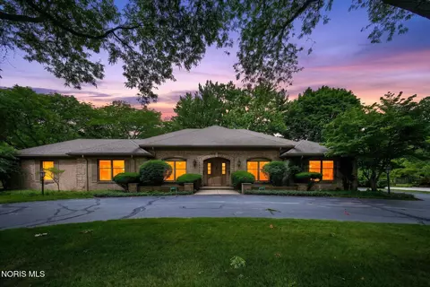 2043 Whitehall Rd, Ottawa Hills, OH 43606