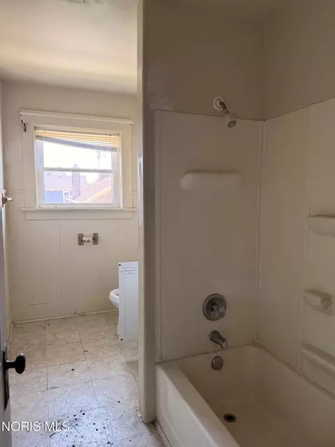 Bath - 314 E 316 E Hardin St, Findlay, OH 45840 photo 5 of 5