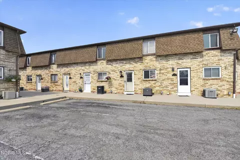 728 Fairway Dr #11, Wauseon, OH 43567