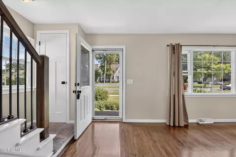 Entry Way - 2811 Castleton Ave, Toledo, OH 43613 photo 1 of 3