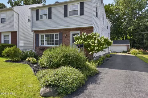Exterior - 2811 Castleton Ave, Toledo, OH 43613 photo 5 of 10