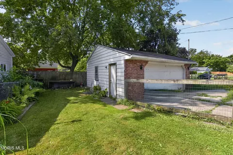 Exterior - 2811 Castleton Ave, Toledo, OH 43613 photo 9 of 10