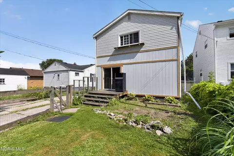 Exterior - 2811 Castleton Ave, Toledo, OH 43613 photo 8 of 10