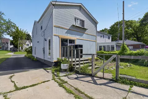 Exterior - 2811 Castleton Ave, Toledo, OH 43613 photo 6 of 10