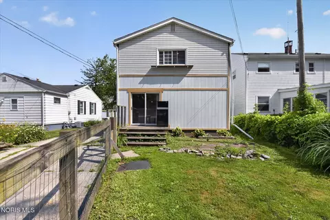 Exterior - 2811 Castleton Ave, Toledo, OH 43613 photo 7 of 10