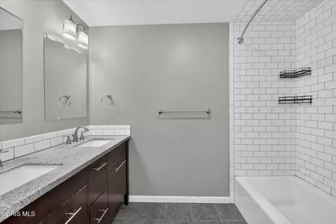 Bath - 2811 Castleton Ave, Toledo, OH 43613 photo 2 of 2