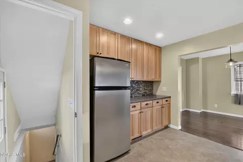 Kitchen - 2811 Castleton Ave, Toledo, OH 43613 photo 5 of 6