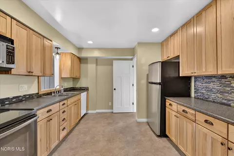 Kitchen - 2811 Castleton Ave, Toledo, OH 43613 photo 1 of 6