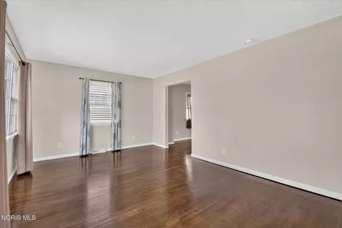 Living - 2811 Castleton Ave, Toledo, OH 43613 photo 2 of 8