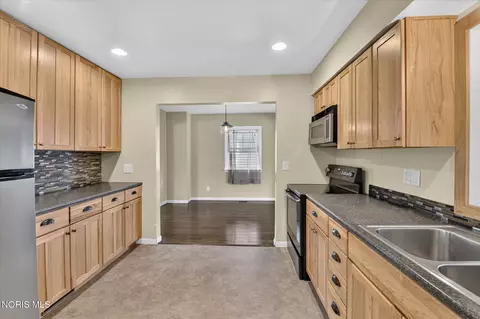Kitchen - 2811 Castleton Ave, Toledo, OH 43613 photo 4 of 6