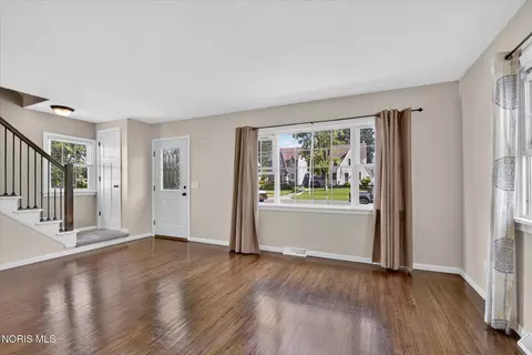 Living - 2811 Castleton Ave, Toledo, OH 43613 photo 1 of 8