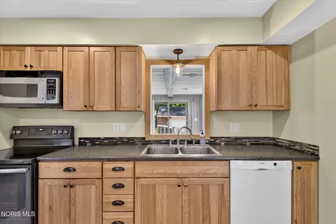 Kitchen - 2811 Castleton Ave, Toledo, OH 43613 photo 3 of 6
