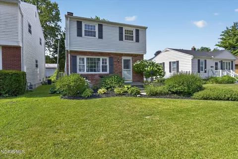 Exterior - 2811 Castleton Ave, Toledo, OH 43613 photo 2 of 10