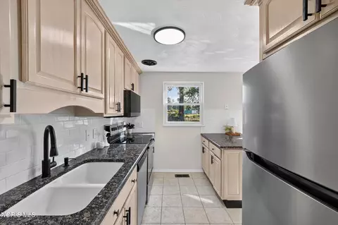Kitchen - 3825 Whitegate Dr, Toledo, OH 43607 photo 3 of 4