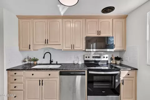 Kitchen - 3825 Whitegate Dr, Toledo, OH 43607 photo 2 of 4