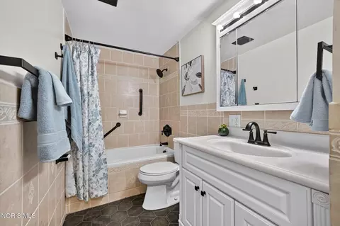 Bath - 3825 Whitegate Dr, Toledo, OH 43607 photo 2 of 3