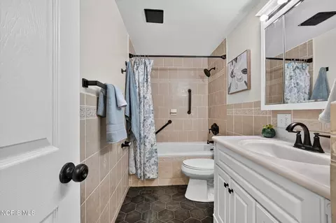 Bath - 3825 Whitegate Dr, Toledo, OH 43607 photo 1 of 3