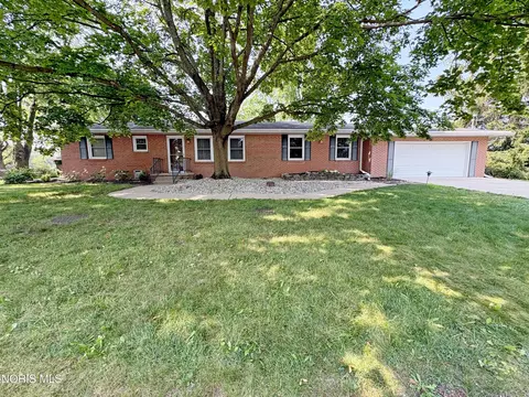1009 Village Dr, Bowling Green, OH 43402