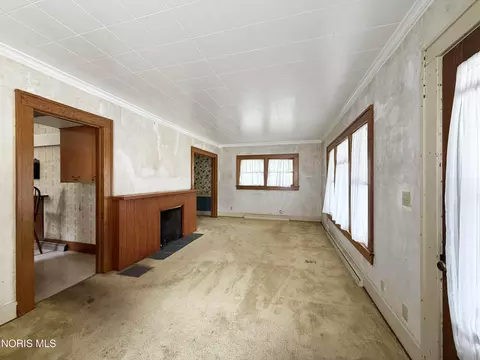 Living - 814 Beech Ave, Findlay, OH 45840 photo 2 of 7