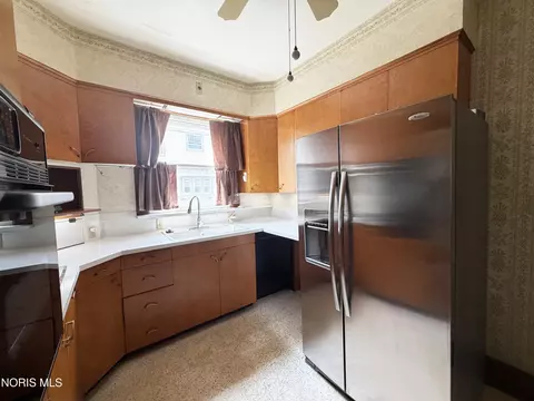 Kitchen - 814 Beech Ave, Findlay, OH 45840 photo 1 of 2