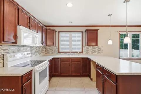 Kitchen - 2183 Bluestone Dr, Findlay, OH 45840 photo 2 of 6