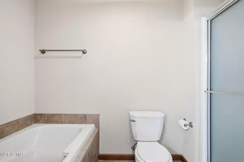 Bath - 2183 Bluestone Dr, Findlay, OH 45840 photo 2 of 3